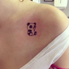 tatuagem mini panda ombro
