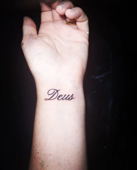 tatuagem deus escrito no pulso