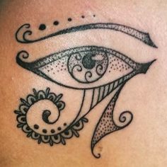 tatuagem olho de horus pontilhado