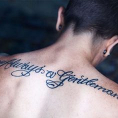 frase costas tatuagem homem