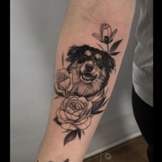 tatuagem cachorro com rosas