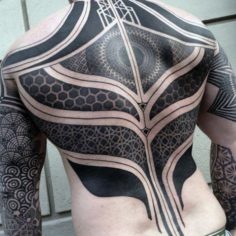 tatuagem costas geometrica
