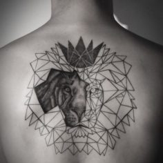 tatuagem costas leao geometrico