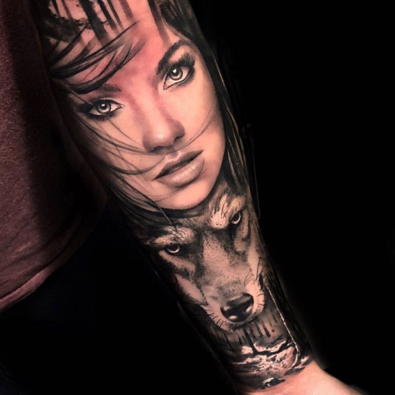 Tatuagem De Mulher Lobo Retrato De Mulher Com Tatuagem De Ornamento No