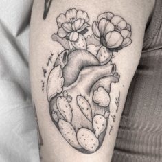 coracao com flores tattoo