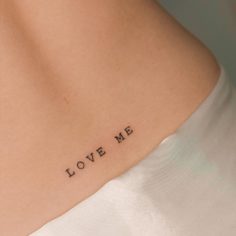 love me tatuagem delicada